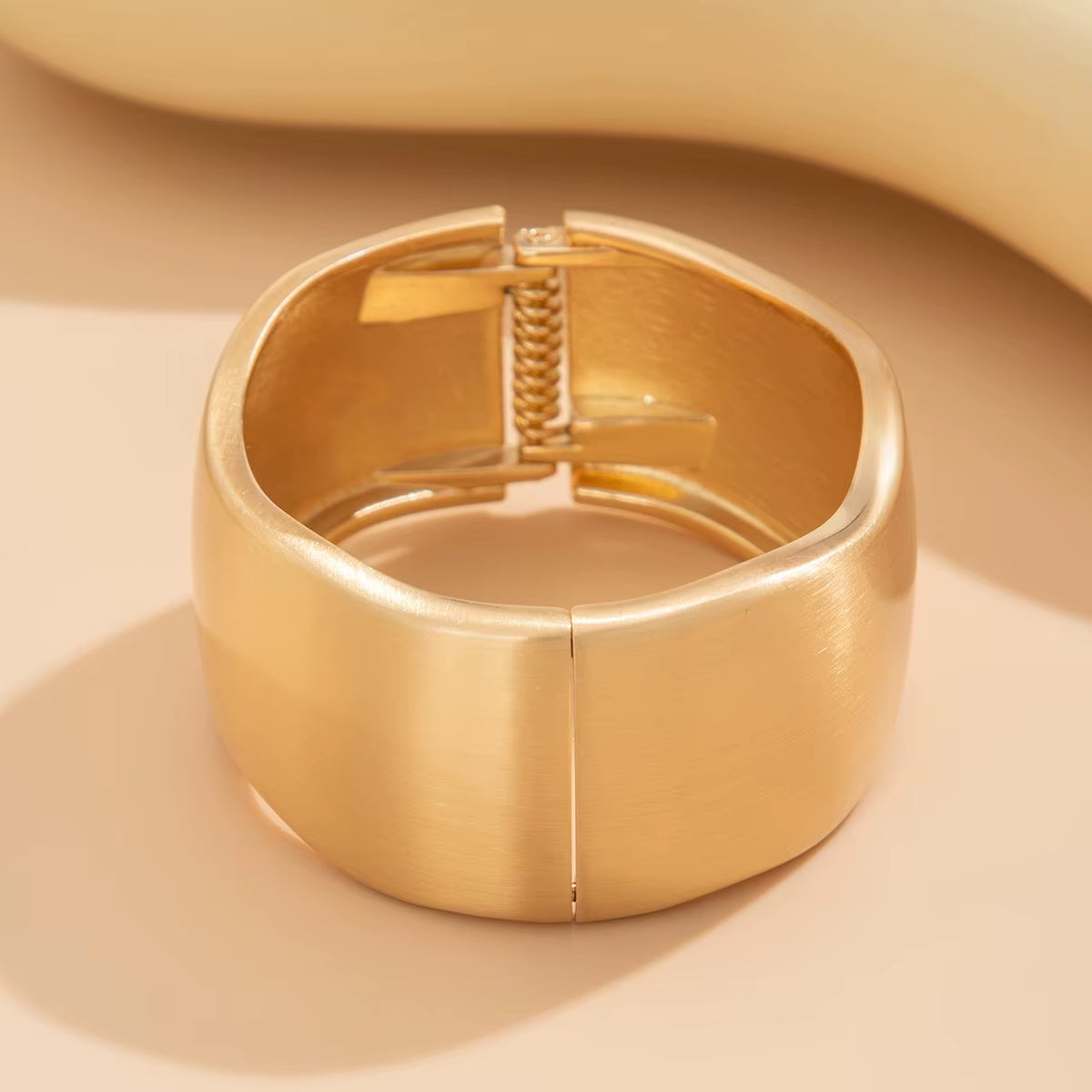 Chunky Heavy Wide Metal Water Drop Bangles for Women Gold Color Open Cuff Thick Irregular Wave Bangle Bracelet Jewelry