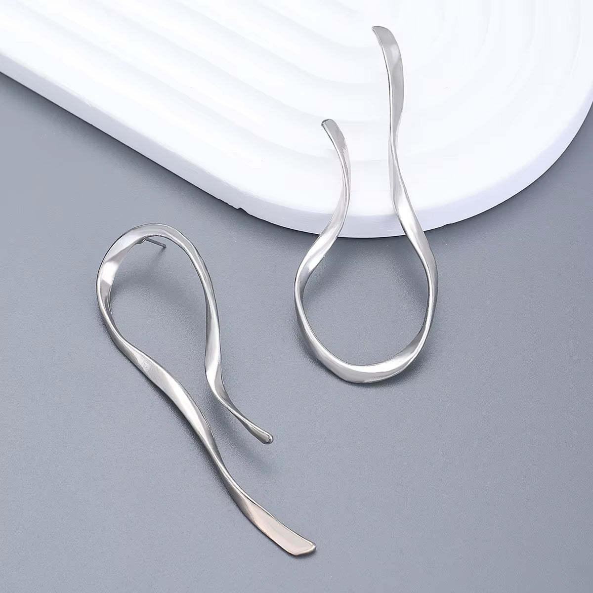 European and American Style Lines High-Grade Sense of Light Luxury Fashion Geometric Earrings, Suitable for Women