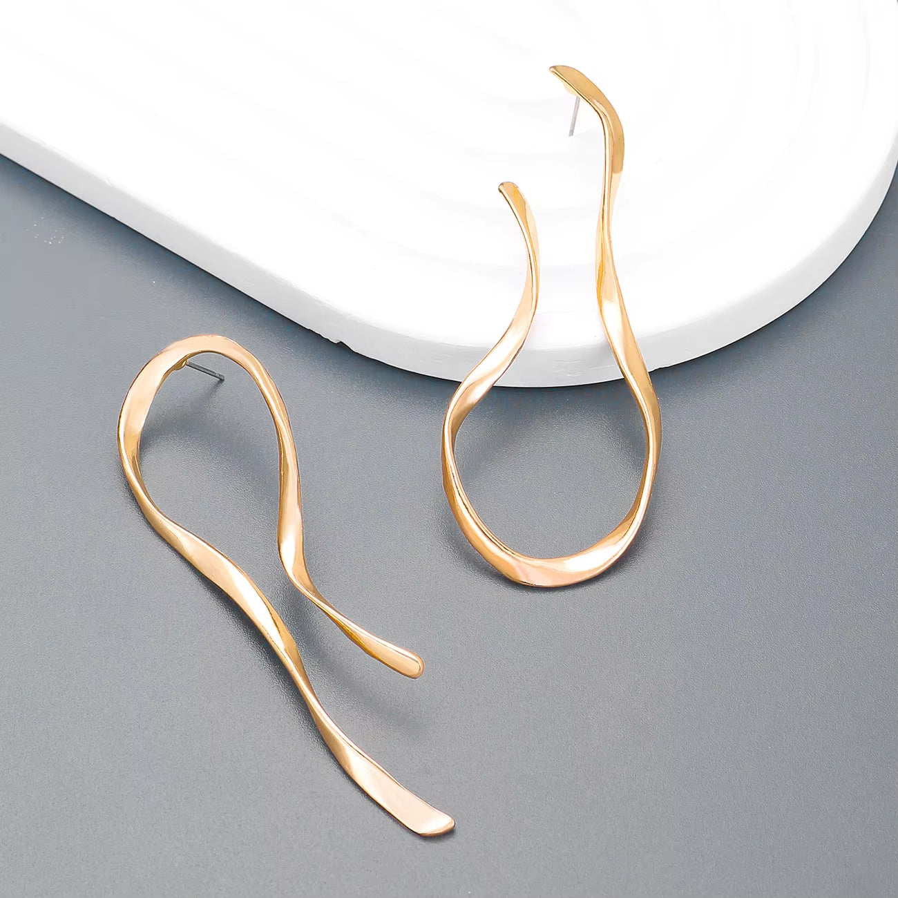 European and American Style Lines High-Grade Sense of Light Luxury Fashion Geometric Earrings, Suitable for Women