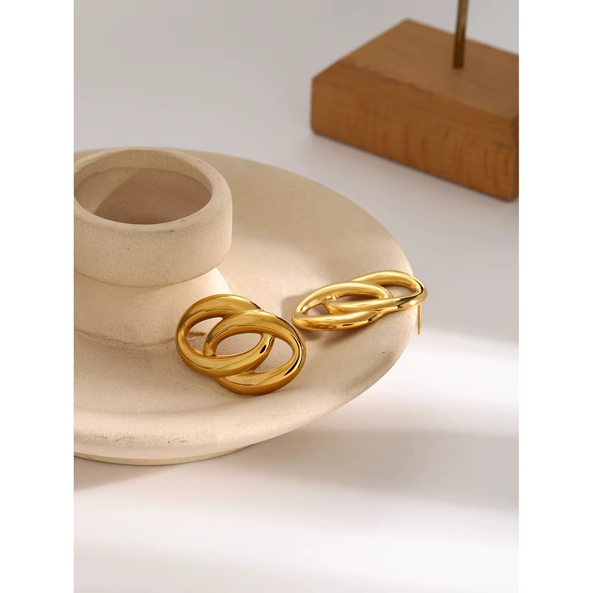 Uworld Stainless Steel round Huggie Earrings Minimalist Golden Metal Texture Unusual for Women Charm Jewelry Украшения Бижутерия