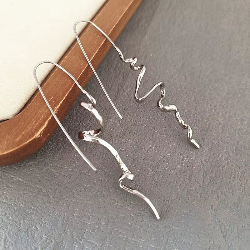 Abstract Three-Dimensional Design Earrings Cool and Handsome Temperament Fashion Women Exquisite Retro Ear Hanging Jewelry Acces